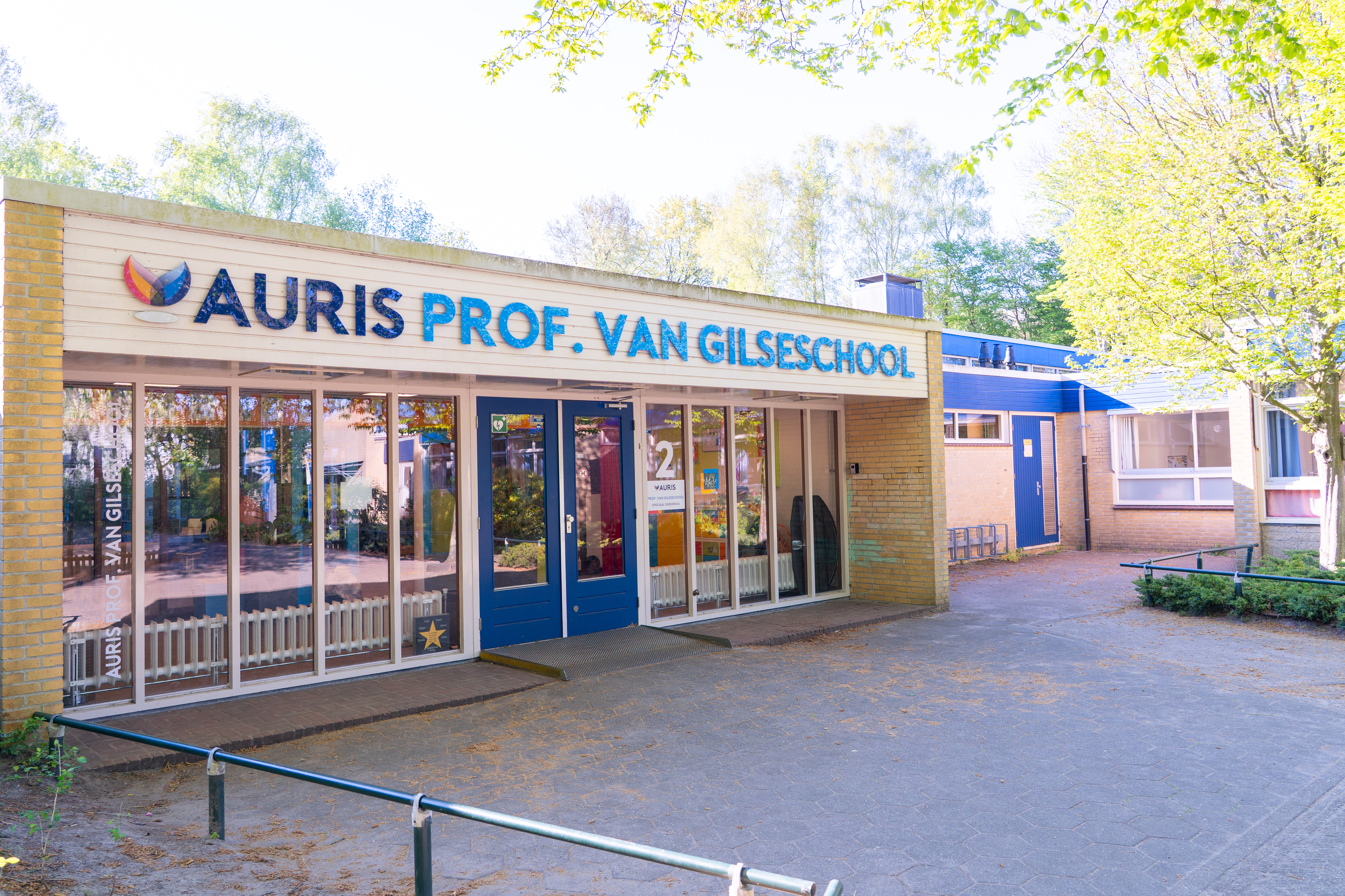 Voorkant schoolgebouw Auris Prof. van Gilseschool