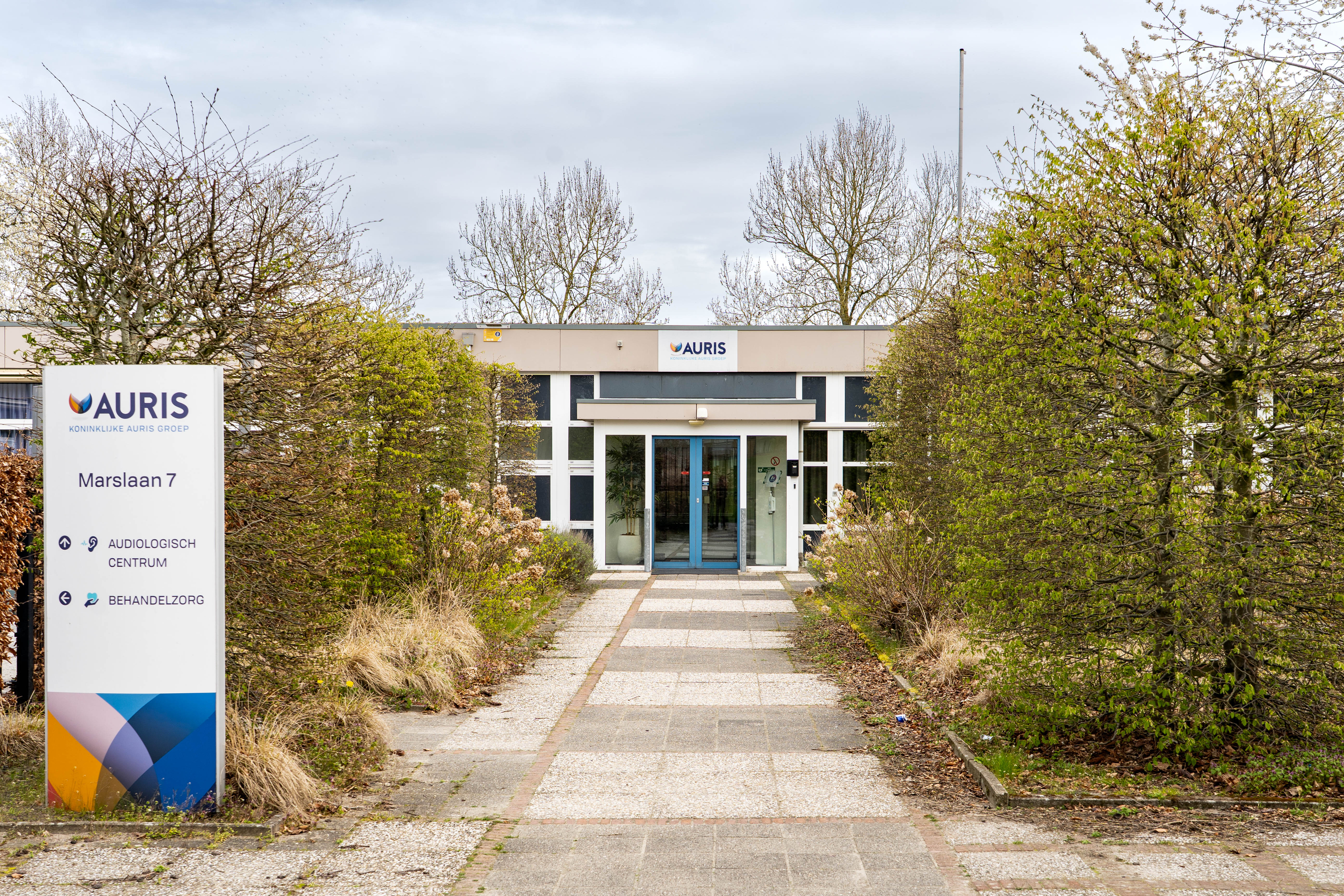 Vooraanzicht gebouw met bord