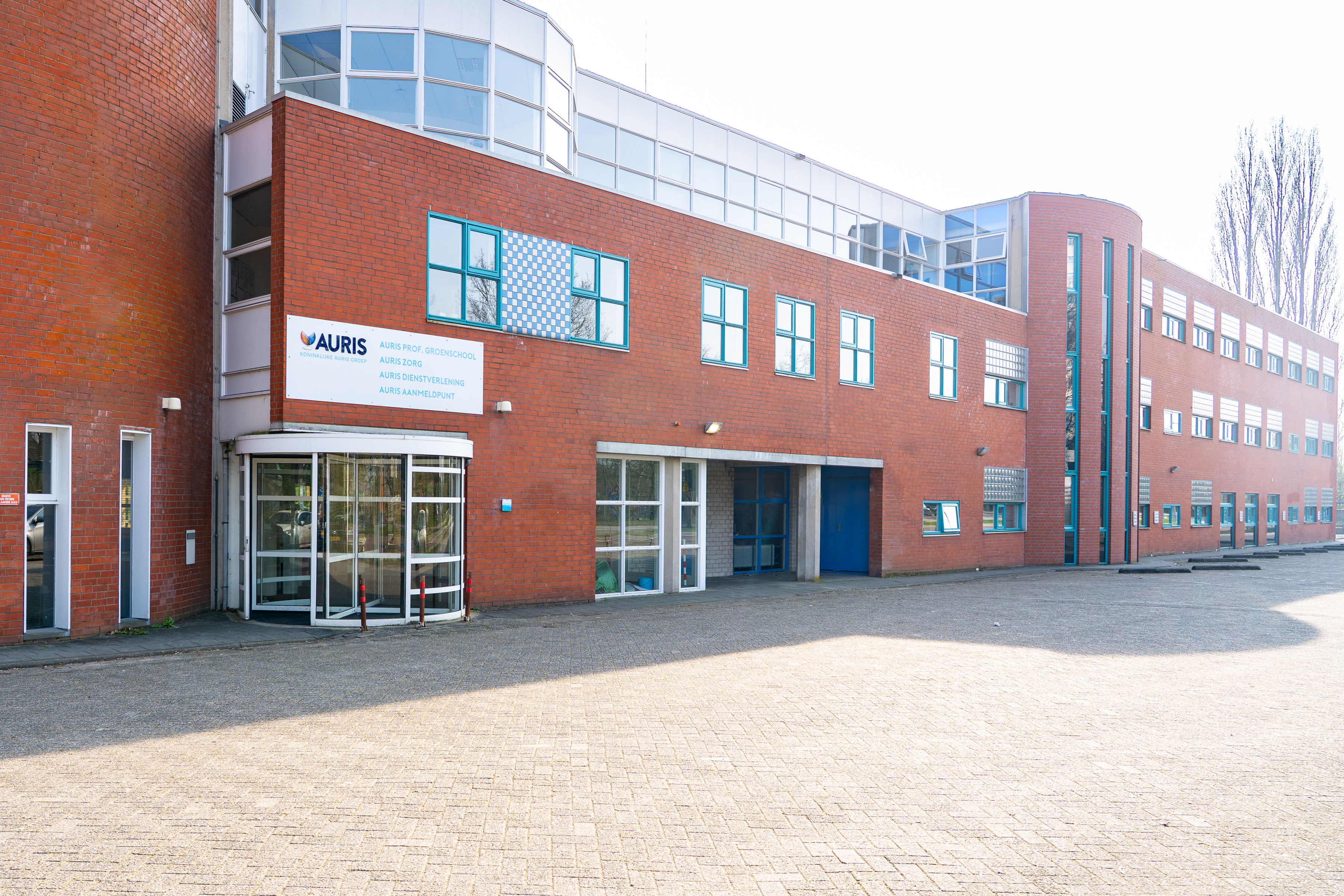 Vooraangezicht van schoolgebouw