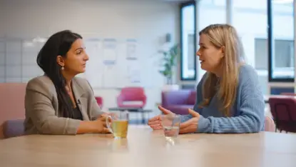 Twee collega's in gesprek met elkaar