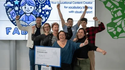 Mensen juichend met een gewonnen cheque