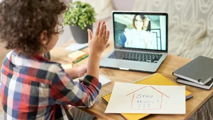 Kind krijgt online gebarenles