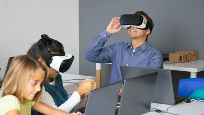 Leerkracht met VR bril op