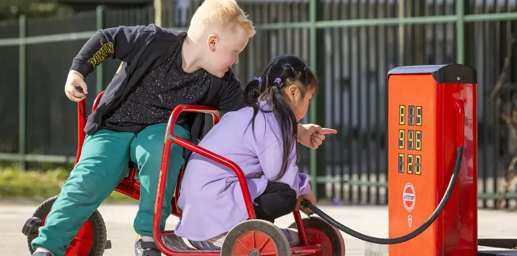 2 kinderen op een fietsje.