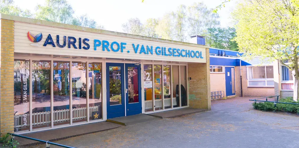 Voorkant schoolgebouw Auris Prof. van Gilseschool
