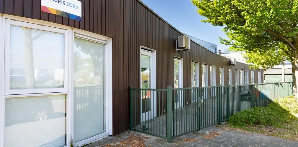 Voorkant gebouw met bord Auris Zorg