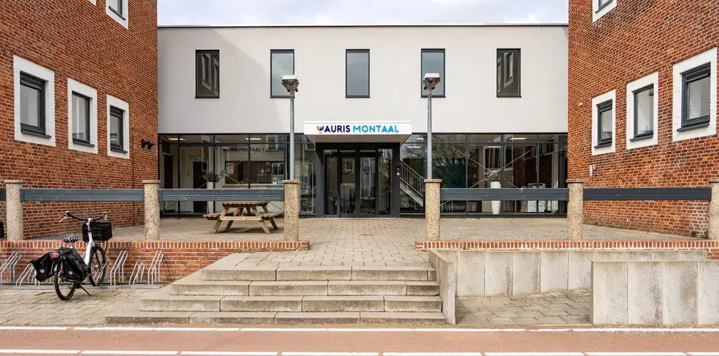 Voorkant schoolgebouw met trappen