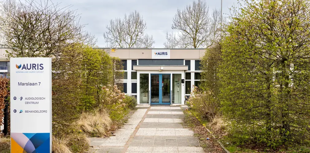 Vooraanzicht gebouw met bord