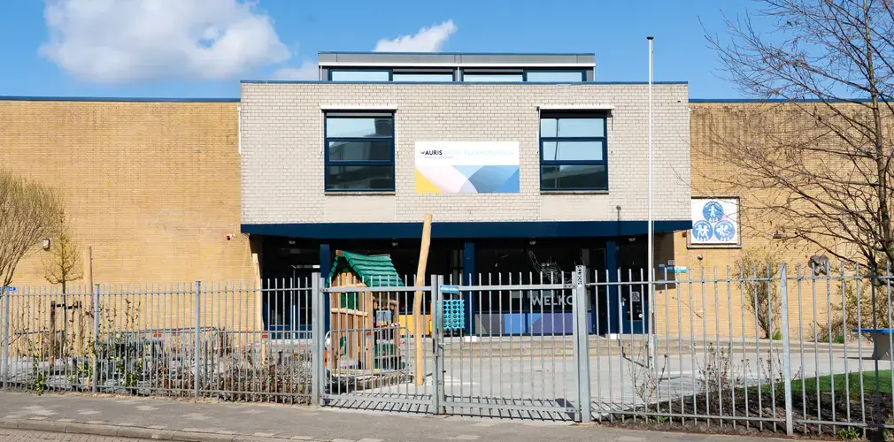 Vooraangezicht Polanoschool met schoolplein