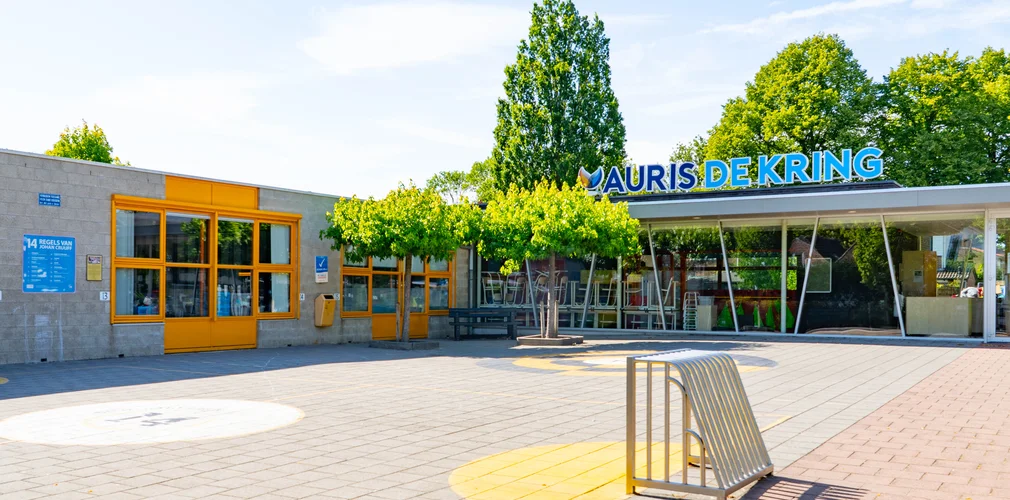 Schoolplein en vooraangezicht van gebouw