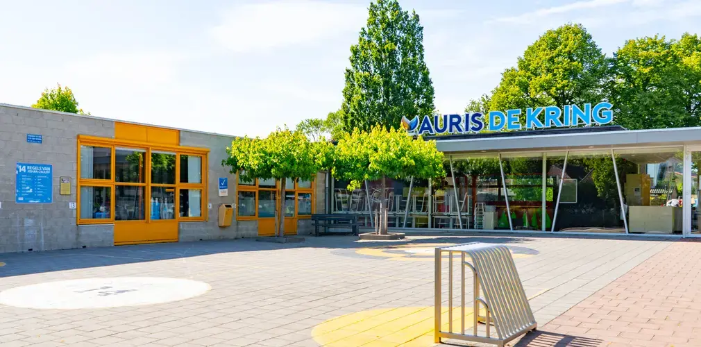 Schoolplein en vooraangezicht van gebouw