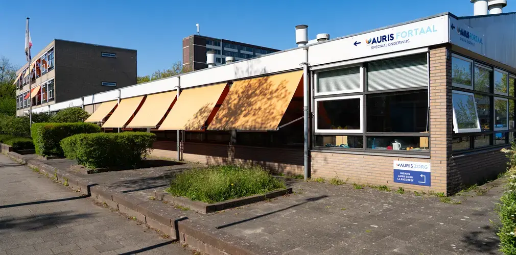 Hoek van gebouw met zonwering