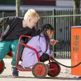 2 kinderen op een fietsje.