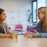 Twee collega's in gesprek met elkaar