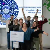 Mensen juichend met een gewonnen cheque