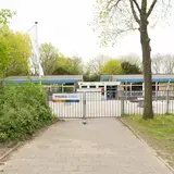 Hek met daarachter een gebouw