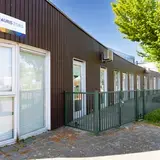 Voorkant gebouw met bord Auris Zorg