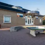 Ingang school met speelplein
