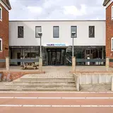 Voorkant schoolgebouw met trappen