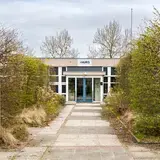 Vooraanzicht gebouw met bord