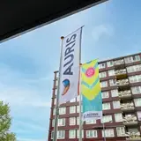Vlag van Auris Delfshaven met schoolgebouw op de achtergrond