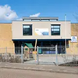 Vooraangezicht Polanoschool met schoolplein