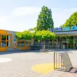 Schoolplein en vooraangezicht van gebouw