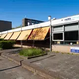 Hoek van gebouw met zonwering
