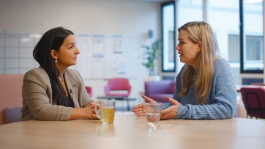 Twee collega's in gesprek met elkaar