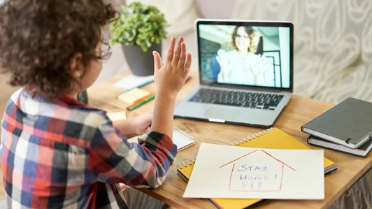 Kind krijgt online gebarenles