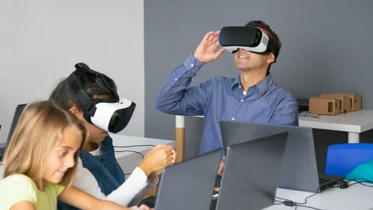 Leerkracht met VR bril op