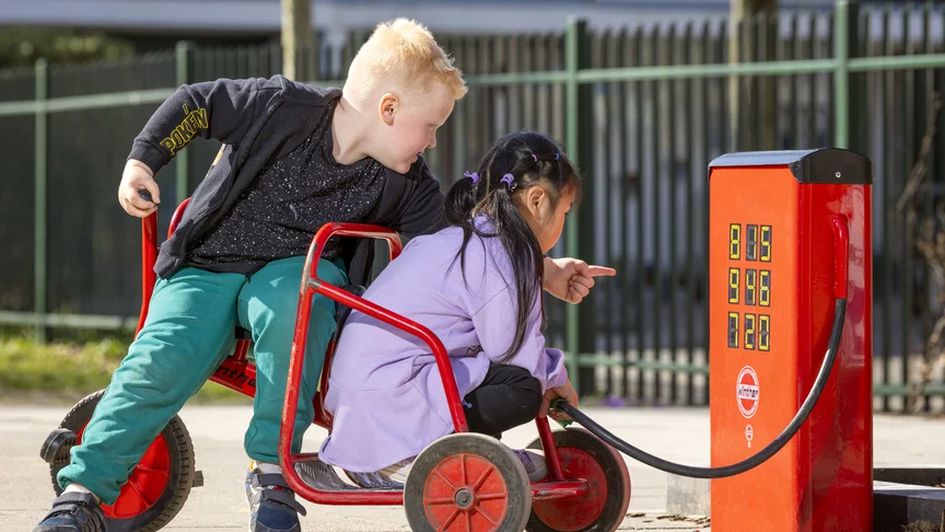 2 kinderen op een fietsje.