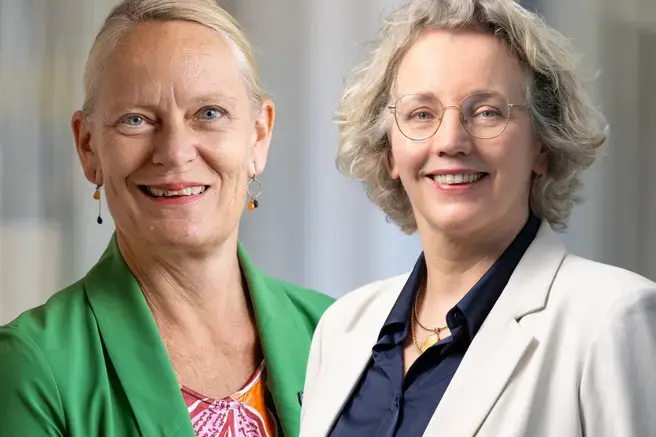 Twee vrouwen lachend in de camera naast elkaar