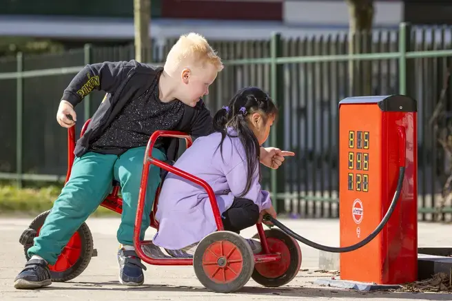 2 kinderen op een fietsje.