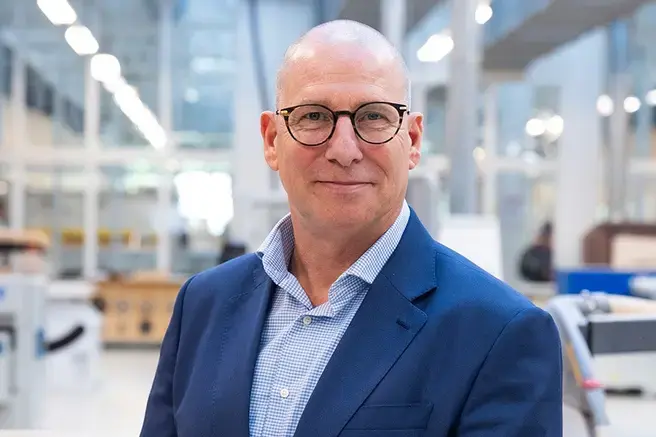 Man met bril kijkt in de camera